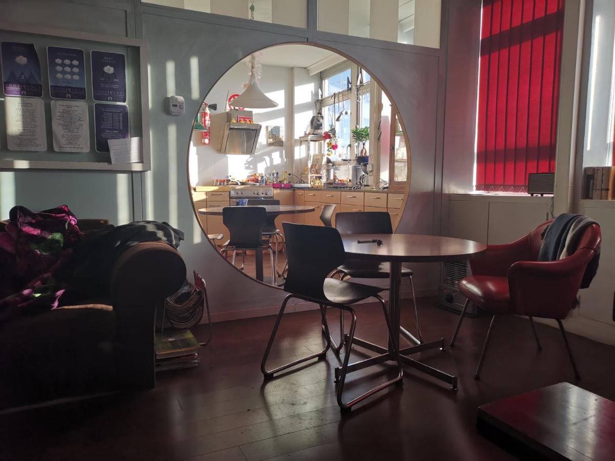 Ghostel 1st - Aventure Alternative - - Arts-factory-experience - For Artists, Makers And Open Minds - Attention, We Are Not A And Are Not Adapted For Everybody - Read Host Warnings Before Reservation - Www,providence,be Asbl Alloggio in famiglia Charleroi