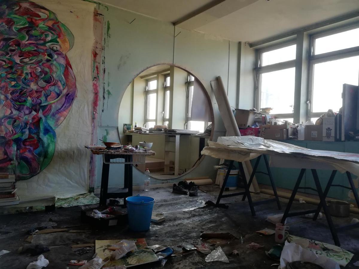 Ghostel 1st - Aventure Alternative - - Arts-factory-experience - For Artists, Makers And Open Minds - Attention, We Are Not A And Are Not Adapted For Everybody - Read Host Warnings Before Reservation - Www,providence,be Asbl Alloggio in famiglia